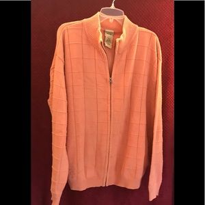 Men’s sweater with full length zipper and side pockets.